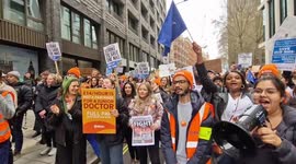 Huge crowd of junior doctors march on Department of Health during first day of strike