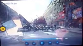 Strong winds blow off metal roof, striking pedestrians and vehicles in China