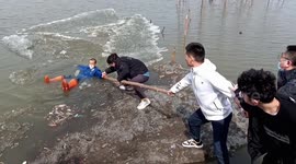 Brave students rescue elderly fisherman from drowning in river in China