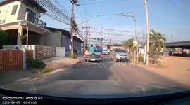 Unlucky passenger tumbles from truck's cargo bed when tailgate opens