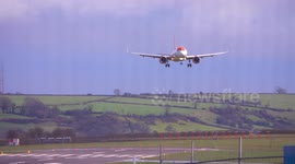 Storm Noa: Super skilled easyJet pilot nails landing in strong winds