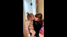 Siblings are the best, little girl has a fun answer to elder sister's thank you