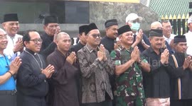 increase religious tolerance, all religious openers in Indonesia distribute food and drinks for the iftar menu of 25,000 packages to Muslim citizens