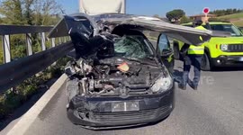 Terrifying footage of metal roof flying off truck and smashing into oncoming vehicle in Italy