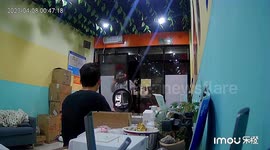 Delivery man crashes into restaurant's glass door during rushed pick-up in China