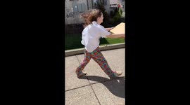 Girl takes advantage of windy weather to recreate a funny scene from SpongeBob SquarePants