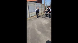 Bungling London police officers borrow bikes to chase fugitive - he still managed to escape