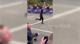 Runner proposes to girlfriend just yards from finishing line of marathon