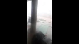 Tornadoes cause high winds and rain, causing dozens of houses to lose roofs and hundreds of large trees to be broken in Vietnam