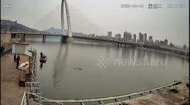 Assistant police officer risks his life to rescue drowning elderly woman in northern China