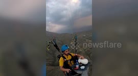Paraglider breaks Ramadan fast with snack flying through sky in Saudi Arabia