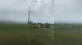 Muita chuva aqui na fazenda de vovô, amo quando esta chovendo assim na roça é muito bom para tomar um café bem quente e ficar olhando a chuva cair