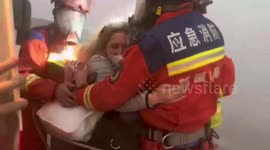 Brave Chinese firefighters battle sandstorm to rescue 5 trapped passengers in overturned vehicle