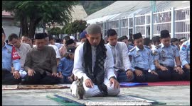 a cat seen guarding an imam in leading the Eid al-Fitr 1444 Hijriyah prayer in a prison in the city of Padang