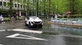 The elite mens runners and Mo Farrah race through Canary Wharf during the London Marathon