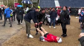 Kind bystanders assist London Marathon finisher with cramp