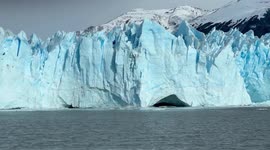 Massive chunk of ice breaks off glacier in Argentina