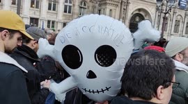 Parisians bang pots and pans outside City Hall in pension reform protest