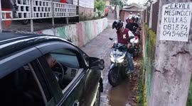 Hundreds of tourist cars were helped back to the main road after getting lost as mistakenly followed online map guides