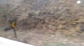 Uma viagem indo a salvador na Bahia o ônibus balançando  e fazendo muito barulho nas janelas