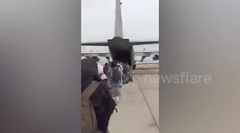 First batch of Thai vacuees fleeing Sudan civil war arrive in Thailand