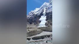 Avalanche crashes down mountain in Pakistan
