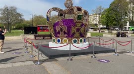 Giant crown installed in Hyde Park entrance near Marble Arch