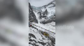 Avalanche crashes down mountains at Everest Base Camp