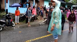 Torrential rain triggers landslide to hit home in Indonesia, woman dies in the shattered bathroom