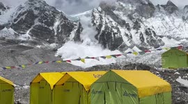 Avalanche tumbles toward tents at Everest base camp