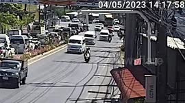 Polish female motorcycle driver crushed by trailer truck while undertaking in Thailand