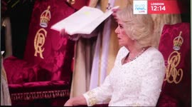 Coronación de Carlos tercero y Camilla en la abadía de Westminster grabada desde la pantalla de un ordenador y un móvil en Madrid, España