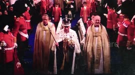 Coronación de Carlos tercero y Camilla en la abadía de Westminster grabada desde la pantalla de un ordenador y un móvil en Madrid, España