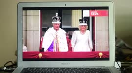 Coronación de Carlos tercero y Camilla saludando desde el balcón del palacio de Buckinham grabado desde un ordenador en Madrid, España