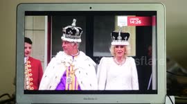 Coronación de Carlos tercero y Camilla saludando desde el balcón del palacio de Buckinham grabado desde un ordenador en Madrid, España