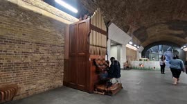 Man plays National Anthem on church organ at London Bridge Station