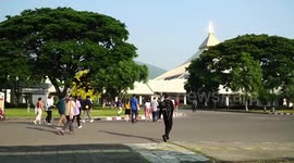 Thousands of Thais queue for early voting ahead of country's general elections