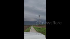 US: Ominous Shelf Cloud Looms Over Illinois Amid Severe Storms