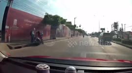 Hero driver rescues abandoned kitten stranded in the middle of road