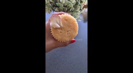 Piping exceptional two-tone buttercream flower cupcakes with a Russian nozzle *Cupcake décor idea*