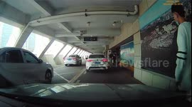 Good-temper man forgives driver as car wheel goes over his feet in China