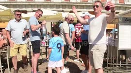 Aficionados del Manchester City invaden la Plaza Mayor en Madrid, España