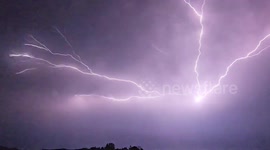 Spectacular crawler lightning erupts over Helena, US