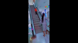 Escalator Fail At The Mall
