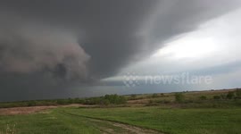 US: Massive “Mothership” Shelf Cloud Looms Over North Central Kansas Amid Tornado-Warned Storms 2
