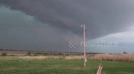 US: Massive “Mothership” Shelf Cloud Looms Over North Central Kansas Amid Tornado-Warned Storms