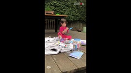 Cool aunt proves she's a fan of fun; lets niece get messy while playing with paint