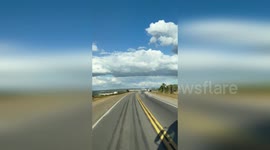 A jornada pela estrada movimentada um convite à contemplação da beleza em meio aos carros