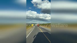 A estrada movimentada que nos conduz à cidade um passeio emocionante pela beleza e agitação da vida
