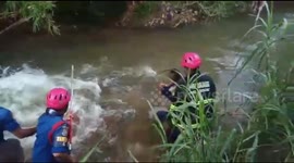 Funny moment Padang city firefighters caught a crocodile and nearly catch a bite